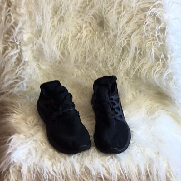 Lightweight mesh sneakers in black ladies size 8 NWOT - Picture 1 of 11